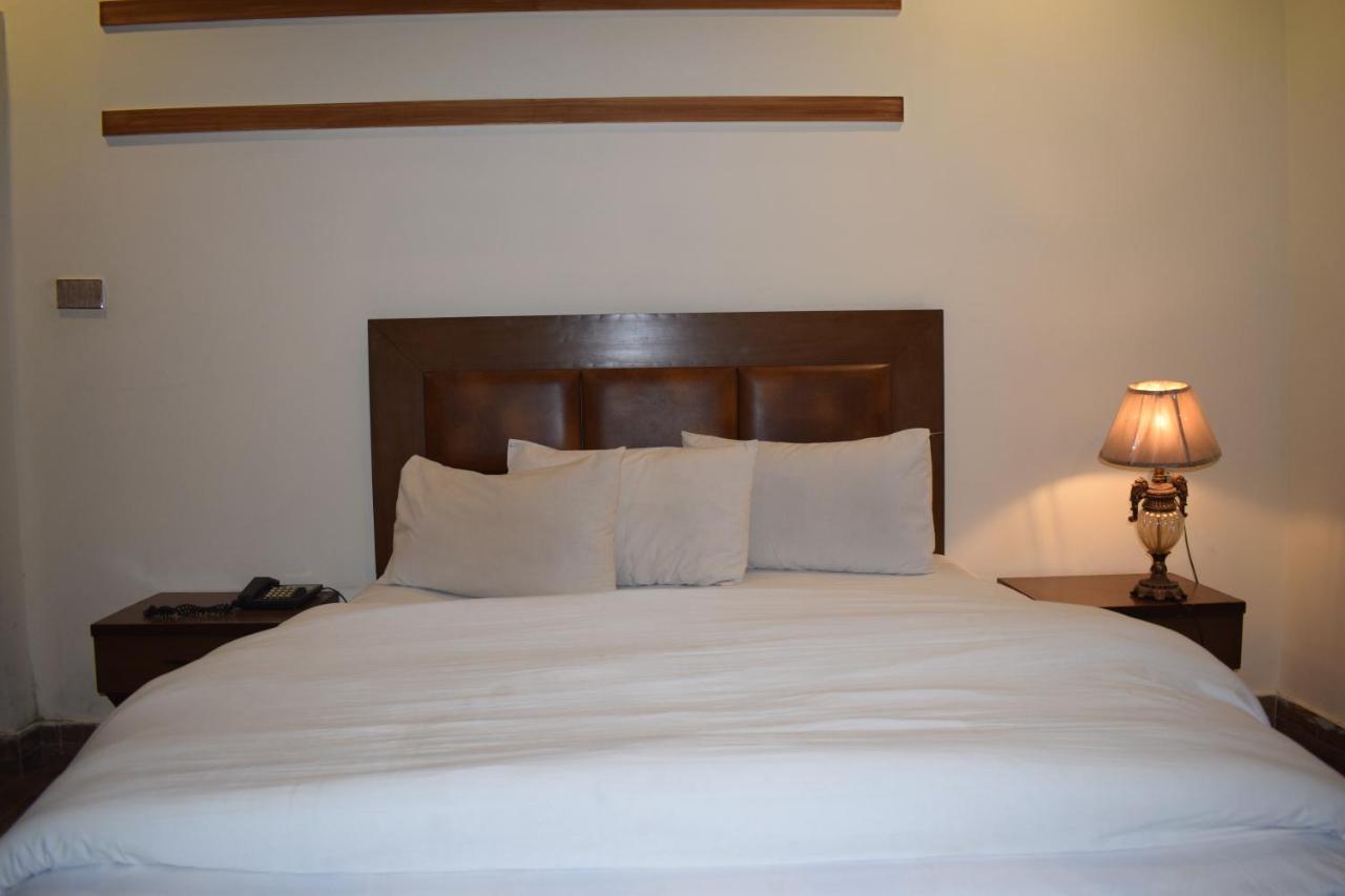 Hotel Pak Continental มุลตาน ภายนอก รูปภาพ