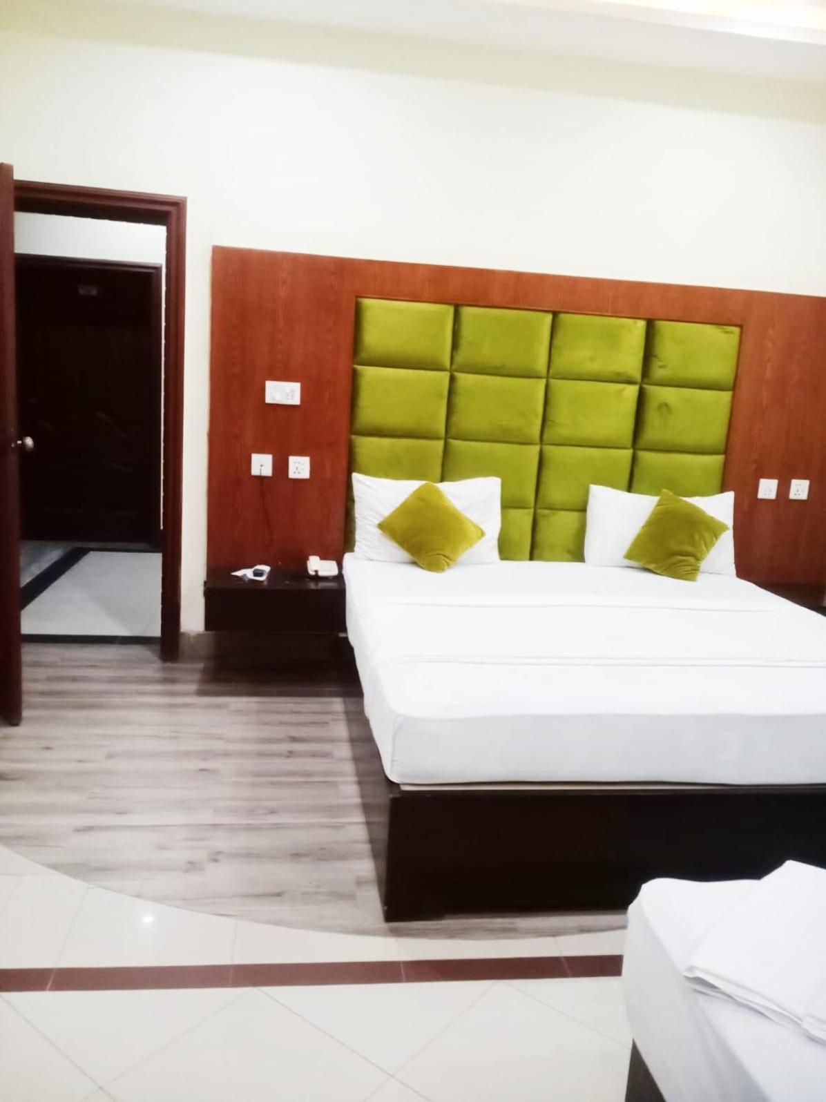 Hotel Pak Continental มุลตาน ภายนอก รูปภาพ